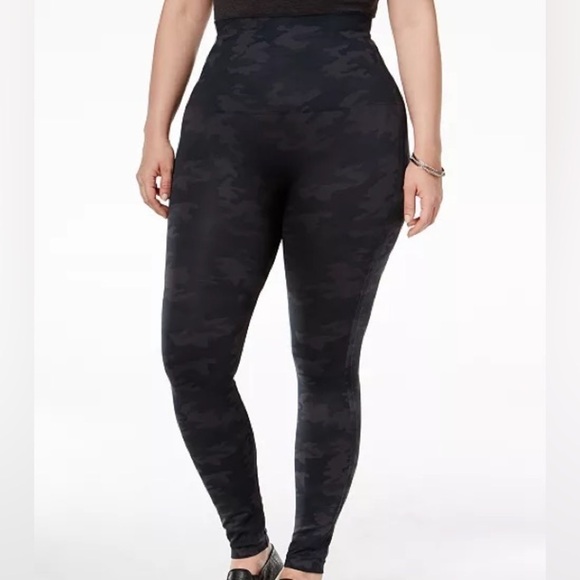 Spanx Look at Me Now Leggings Black Camo. Size medium - Picture 4 of 5